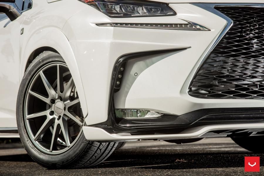 Детали экстерьера Lexus NX on Vossen Wheels (VFS1) 2017 года  (фото 4 из 29)